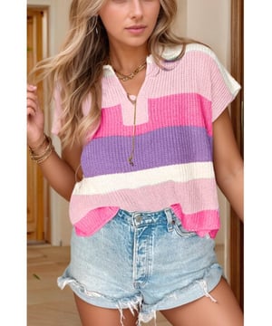 Gebreide top in basisstijl
  Colorblock
  ontwerp
  Inkeping in de halslijn
  Korte mouwen
  Licht rekbaar
  Materiaalsamenstelling: 55% acryl 45% katoen
  Onderhoudsinstructies: Machinewas koud droogtrommel laag
  Geimporteerd