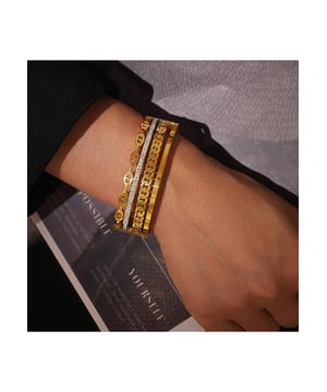 Brazalete chapado en oro de 18 quilates.
  Hecho de acero al titanio.
  Adornado con diamantes checos.
  Diametro interior: 236 pulgadas.
  Circunferencia: 741 pulgadas.
  Ancho: 079 pulgadas (2 cm).
  Cuidado: Evite usar durante el ejercicio para evitar el deterioro.
  Importado.