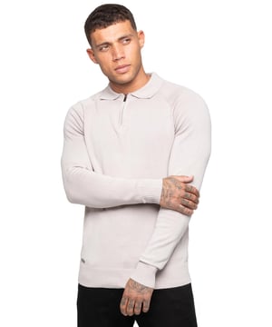 De Enzo Milano Heren Polo Trui is een verfijnde mix van klassiek design en moderne details. Gemaakt met een cutaway kraag en een half-zip sluiting, biedt deze trui een gepolijste uitstraling met het gemak van verstelbare ventilatie. Gemaakt van een premium gebreid materiaal, zorgt het voor warmte en comfort terwijl het een verfijnde uitstraling behoudt. De ribgebreide boorden en zoom bieden een op maat gemaakte pasvorm, wat structuur aan het ontwerp toevoegt. Een klein Enzo logo-badge nabij de zoom toont subtiel de kenmerkende touch van het merk. Deze veelzijdige polo trui is perfect om een vleugje elegantie toe te voegen aan zowel casual als smart-casual outfits.