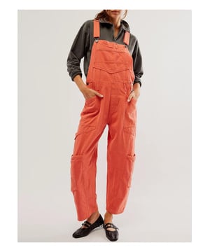 Pocketed Wide Strap Denim Overall.
  Kein Stretchgewebe.
  Materialzusammensetzung: 100% Polyester.
  Pflegehinweis: Maschinenwasche kalt Trockner bei niedriger Temperatur.
  Importiert.
  Erhaltlich in den Grossen S bis XL.