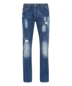 Voor uw outfit adviseren wij deze denim 5 pocket broek met bijzondere kenmerken.                                                                Stone washed denim met slijtage en vlekken   Enkele metalen knoop   Groot label genaaid op de achterkant   Pasvorm: Super recht