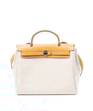 Hermès Taschen Herbag 2 in 1 PM Umhängetasche und Beige/Hellbraun Leinwand und Palladium hardware. Das Produkt ist auf in ausgezeichnetem Zustand (A).
  Abmessungen: 31x25x10 cm 
  Zubehör inklusive: "Strap; Interchangeable Bag; Stopper; Cadenas; Keys in Clochette; Box; Dustbag"
  Äußere Hinweise: Leichte Kratzer an der Außenkarosserie
  BrandCo Paris hat seltene Artikel und die besten Konditionen zu unglaublichen Preisen vorgestellt. Geduld lohnt sich! Kaufen Sie mit Vertrauen: Alle Artikel von BrandCo Paris sind von unserem Expertenteam ausgewählt und authentisch.
  Alle Artikel enthalten ein Echtheitszertifikat und wurden von BrandCo Paris übernommen.
  Tabelle zur Klassifizierung des Artikelzustands
  N (wie neu)
  AA (perfekter Zustand)
  A (ausgezeichneter Zustand)
  AB (sehr guter Zustand)
  B (gut/mittelmäßig)
