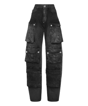Wenn Sie originell sein wollen, empfehlen wir Ihnen diese 5-Pocket-Cargohose aus Stone Washed Denim mit einzigartigen Details. Erfahren Sie mehr.    Gewaschener Marmor-Denim    Mehrere Blasebalgtaschen   PP-Hexagon auf einem Lederpatch auf der rechten Gesäßtasche aufgenäht   Einzelner Metallknopf   Passform: Cargo