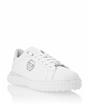 Elegante Einzigartigkeit für Ihre Freizeit mit diesen Phantom Lo-Top-Sneakers aus Nappa. Sehen Sie sich die Details an.   Weiches Nappa   PP-Sechseck aus Metall auf dem äußeren Viertel   Vernickelter Fersenstabilisator in Form einer Spitze   Passende Schnürsenkel   Ergonomische, ultraleichte und stoßdämpfende Hightech-Zwischensohle aus Gummi   Geformte Laufsohle -Lederfutter und herausnehmbare Innensohle