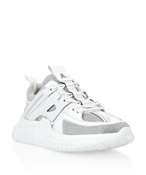 con cristales  Para tu look deportivo te recomendamos estas zapatillas, llenas de carácter. Echa un vistazo a los detalles.   Parte superior de napa, goma y malla con detalles curtidos al cromo.   Aplicaciones de strass   Cordones a juego   Hexágono de PP en relieve en la entresuela   Entresuela de goma de alta tecnología, ergonómica, ultraligera, con colores a juego y amortiguadora de impactos   Suela exterior moldeada para un agarre óptimo   Forro de neopreno acolchado y plantilla extraíble