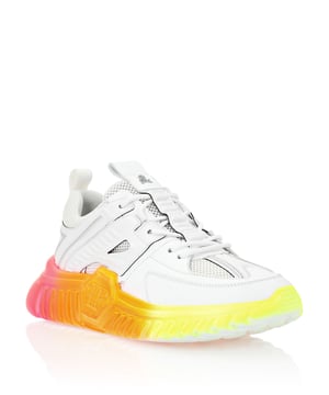Colorea de estilo tus sesiones de jogging. Eche un vistazo a los corredores Rainbow fabricados con materiales diseñados para ofrecer siempre un alto rendimiento. Mire los detalles.   Parte superior de piel y malla   Entresuela de goma multicolor, de alta tecnología, ergonómica, ultraligera y amortiguadora de impactos   Suela exterior moldeada   Plantilla extraíble