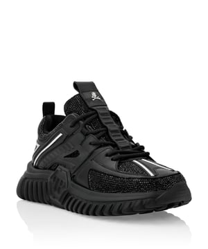 con cristales  Para tu look deportivo te recomendamos estas zapatillas, llenas de carácter. Echa un vistazo a los detalles.   Parte superior de napa, goma y malla con detalles curtidos al cromo.   Aplicaciones de strass   Cordones a juego   Hexágono de PP en relieve en la entresuela   Entresuela de goma de alta tecnología, ergonómica, ultraligera, con colores a juego y amortiguadora de impactos   Suela exterior moldeada para un agarre óptimo   Forro de neopreno acolchado y plantilla extraíble