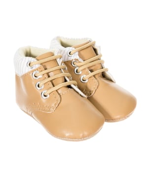 Deze schattige schoentjes in bootie-stijl zijn perfect om de voetjes van je baby comfortabel en beschermd te houden en tegelijkertijd een vleugje unieke stijl toe te voegen.\n\n Kenmerken:\n\n - Soepele enkellaarsjes voor babyjongens.\n - Kunstleren buitenkant.\n - Vetersluiting aan de voorkant.\n - Bovenwerk met streepjesprint.\n - Zachte, gewatteerde binnenzool van textiel.\n - Bovenwerk in bootie-stijl.\n - Antislip microvezel zool.\n - Bijpassende zichtbare naden.\n - Delicate oppervlakken.\n\n Deze schoenen zijn perfect voor speciale gelegenheden en dagelijks gebruik en houden je kleintje stijlvol, veilig en comfortabel.\n Samenstelling: Buitenkant: kunstleer; Binnenkant: textiel; Zool: textiel\n Onderhoud:\nReinigen met een vochtige doek.