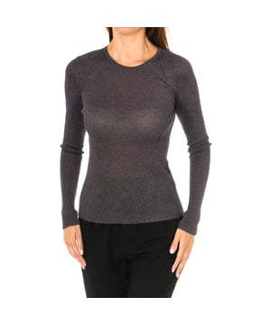 Langarmpullover.\n Rundhals.\n Öffnung hinten.\n Gerippter Stoff.\n Knopfdetail an den Manschetten.\n Nähte im Ton sichtbar.\n Komposition: 75% Viskose, 25% Polyester\n Pflege:\nBei maximaler Temperatur waschen 30º.\n Benutzen Sie keine Bleiche.\n Verwenden Sie keinen Trockner.\n Kein Bügeln.\n Reinige chemisch nicht.