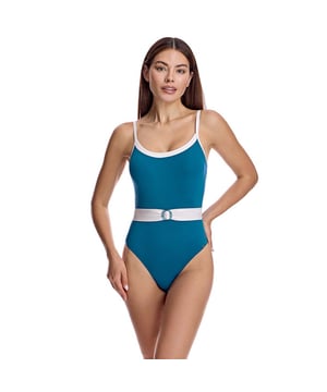 Este bañador de una pieza destaca por su corte limpio y sofisticado, ideal para quienes buscan una silueta estilizada con un toque moderno. El cinturón integrado con hebilla central añade un punto focal a la cintura, mientras que el contraste en los bordes realza el diseño general.\n\n- Corte clásico de escote redondo.\n- Copas extraíbles.\n- Extra transpirable.\n- Adaptable al cuerpo.\n- Bielástico.\n- Tirantes finos regulables para mayor ajuste.\n- Cinturón decorativo con hebilla en la parte frontal.\n- Espalda baja con escote redondeado.\n- Debido a su tecnología avanzada DryClim elimina rápidamente la humedad.\n\nPodemos afirmar con seguridad que los bañadores mujer de una sola pieza te ofrecerán todo aquello que buscas. Si estás interesada en adquirir una pieza elegante y práctica que te permitirá nadar en cualquier época y momento del año, los bañadores mujer clásicos son para ti. \n\nNuestros trajes de baño de una pieza mujer se adaptan a la perfección a cualquier tipo y tamaño de pecho sin excepción.\n Composición: 71% Poliamida, 29% Elastano\n Cuidados:\nLavar a mano.\nUsar jabón neutro.\nNo retorcer ni exprimir.\nSecar al aire libre.
