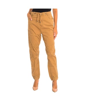 Pantalón Largo Le temps des Cerises.
Resulta ideal para múltiples combinaciones y diferentes ocasiones.
Cierre principal de cremallera y botón.
Cintura ajustable mediante cordón.
Dos bolsillos abiertos en el frontal.
Bolsillos traseros de parche.
Trabillas para el cinturón.
Bajo elástico.
Costuras vistas a tono.
 Composición: 98% Algodón, 2% Elastano
 Cuidados:
-Lavado a máquina a temperatura máxima de 30º.
-No utilizar secadora.
-No utiliza Lejía.
-Planchar temperatura máx.110º.
-No lavar en seco.