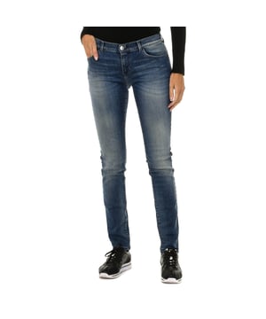 Lange Jeanshose.\n Hosenbund mit Gürtelschlaufen.\n Reißverschluss und Knopfverschluss auf der Vorderseite.\n Zwei Fronttaschen und eine kleine Nietentasche.\n Zwei Gesäßtaschen mit metallischem Logo.\n Liegestütz.\n Abgenutzter Effekt.\n Ton-in-Ton sichtbare Nähte.\n Komposition: 98% Baumwolle, 2% Elasthan\n Pflege:\n- Bei maximal 30ºC waschen.\n - Bügeln bei mittlerer Temperatur, max. 110ºC.\n - Ermöglicht die Nutzung eines Trockners.\n - Verwenden Sie kein Bleichmittel.\n - Chemische Reinigung nicht möglich.