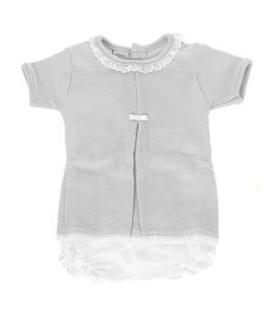 Set van 2 Babidu's.\n Ronde hals en kanten randje.\n T-shirt met strikdetail aan de voorkant.\n Drukknoopsluiting op de rug.\n Kikker.\n Samenstelling: 100% katoen\n Onderhoud:\n- Wassen op maximaal 40 °C.\n - Strijken op middelhoge temperatuur, max. 110 °C.\n - Het gebruik van een wasdroger is niet toegestaan.\n - Geen bleekmiddel gebruiken.\n - Kan niet chemisch gereinigd worden.
