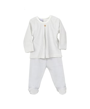 Babidu babyset.\n Set met lange mouwen en lange broek.\n Ronde hals met geribde boorden.\n Naden zichtbaar in toon.\n Samenstelling: 100% katoen\n Onderhoud:\nWassen op maximaal 40 °C.\n -Geen bleekmiddel gebruiken\n -Geschikt voor strijkijzer\n -Drogen op lage temperatuur