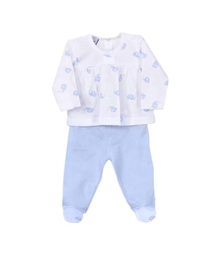 Conjunto para bebé Babidu.\nConjunto de manga larga y pantalón largo.\nCuello redondo con acabado acanalado.\nVolantes con acabado plisado.\nCierre trasero mediante botones.\nCosturas vistas a tono.\n Composición: 100% Algodón\n Cuidados:\nInstrucciones de lavado:\n- Lavar a temperatura máxima 40º.\n- No usar lejía.\n- Admite plancha.\n- Secar a temperatura baja.