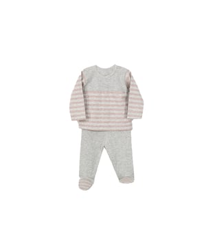 Babidu babyset.\n Set met lange mouwen en lange broek.\n Ronde hals met geribde boorden.\n Bedrukking op de voorkant.\n Naden zichtbaar in toon.\n Samenstelling: 100% katoen\n Onderhoud:\nWassen op maximaal 40 °C.\n -Geen bleekmiddel gebruiken\n -Geschikt voor strijkijzer\n -Drogen op lage temperatuur