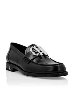 Entdecken Sie die neuen Loafers, die im reinsten Philipp Plein-Stil neu gestaltet wurden. Sehen Sie, wie Details den Unterschied machen.   Obermaterial aus gebürstetem Kalbsleder   Metallmarke auf dem Vorderblatt    Kleine Skull&Bones-Niete an der Ferse   Sohle aus echtem Leder   Heißgeprägtes Logo auf der Laufsohle   Innenfutter aus Nappa   Diamantgestepptes Satingrundbett