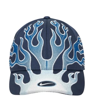 
Materiaal: Katoen, Polyester. Ontwerp: Vlammen, Swoosh. Knoopsluiting bovenaan, Gebogen piek, Geborduurde oogjes, Paneel. Sluiting: Verstelbare gesp.