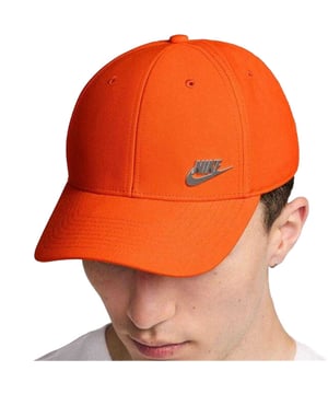 
100% gerecycleerd polyester. Ontwerp: Metalen logo. 8 rijen stiksels, knoop bovenaan, afgeronde rand, paneel, opgestikte oogjes, structuur. Sluiting: Verstelbare gesp.