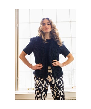 
<p>Dit mooie gilet is in een boucle garen waardoor het een unieke look geeft. Het gilet heeft geen koopsluiting maar een leuk verfijnd gouden strik ceintuur. Leuk te dragen met je favoriete blouse of sweater voor de perfecte look. Laat de herfst maar komen.</p>
<ul>
<li>Materiaal 100% polyester</li>
<li>Geen knoopsluiting</li>
<li>Wasvoorschrift 30° wassen, niet trommeldrogen, strijken op lage temperatuur</li>
</ul>
