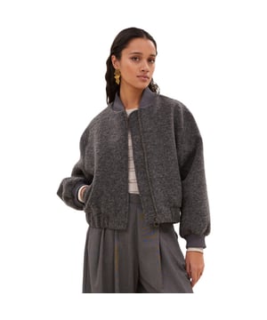 
De Aleksi jacket dark grey van by-bar voelt meteen als een betrouwbare keuze voor wie stijl en gemak wil combineren. De warme tint grijs vormt een rustige basis voor elke outfit en dankzij de mix van polyester en wol blijft de blazer soepel terwijl hij toch structuur behoudt. Bovendien geeft de ribgebreide opstaande kraag net dat extra statement zonder te overheersen. Hij sluit met een ritssluiting en heeft lange mouwen die prettig om je armen vallen. Je steekt je handen moeiteloos in de twee steekzakken, terwijl de zachte voering zorgt voor extra comfort op koelere dagen. Met zijn normale lengte en pasvorm valt hij precies goed en zit hij comfortabel zonder te knellen. Daardoor combineer je hem makkelijk met alles in je garderobe en voelt elke look meteen netter. Kortom, deze dames blazer uit de categorie dames blazers & gilets geeft je een speelse, zelfverzekerde touch waar je blij van wordt.