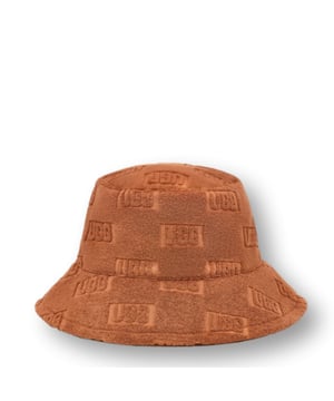 
<p>Leuk, zo&#039;n vissershoedje? Dit exemplaar is gemaakt van verantwoord katoen en volledig versierd met ons UGG®-logo.</p>