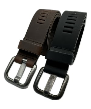 
<p>Deze mooie <strong>lederen riem</strong> van het merk <strong>ARIESZZZ</strong> heeft een nikkelvrije gesp en past altijd perfect omdat deze riem is voor zien van sleufjes zodat de <strong>riem</strong> altijd op de juiste maat is in te stellen waardoor deze altijd comfortabel zit en aanvoelt. Deze riemen van <strong>ARIESZZZ</strong> zijn geschikt voor zowel dames als heren.</p>

<p>Deze<strong> riem </strong>is niet in te korten en de <strong>riem</strong> is 4 cm breed.</p>

<ul>
	<li>Maat 95 (totale lengte 110 cm): Geschikt voor een omtrek van 91 tot 100 cm</li>
	<li>Maat 105 (totale lengte 120 cm): Geschikt voor een omtrek van 101 tot 110 cm</li>
	<li>Maat 115 (totale lengte 130 cm): Geschikt voor een omtrek van 111 tot 120 cm</li>
</ul>