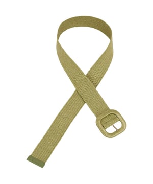 
Raffia riem van King Louie. Matcha groen van kleur. 5 cm breed en een vierkante gesp die ook met Rafia omkleed is. 95 com lang van stretchy vlecht raffia. Het haakje van de gesp kan naar eigen maat voorzichtig door het rafia materiaal gestoken worden.