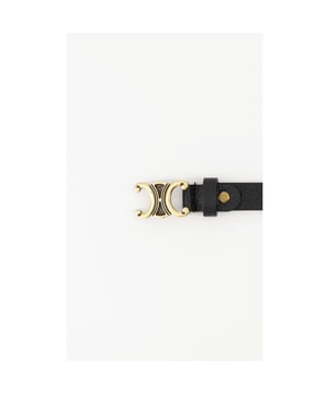 
De Eline riem zwart small is gemaakt van genuine leer en is 2,5 cm breed. De riem heeft een goudkleurige gesp en is verkrijgbaar in de maten 85, 95 en 105. De riem is in te korten door middel van een schroef op de kop.