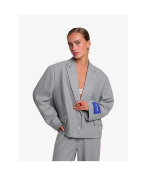 
Oversized blazer van soepelvallende kostuumstof. Ontworpen met een gecoate visgraatprint over de hele lengte. Met een THE LABEL-illustratie op de mouw. Combineer met mijn bijpassende broek voor een complete look.