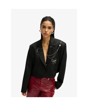 
Cropped blazer van een rijke kostuumstof. Ontworpen met een dubbele knoopsluiting, paspelzakken, schoudervulling en een klassieke revers. Verrijkt met versieringen. Als je de voorkeur geeft aan een meer normale pasvorm, raden wij je aan een maat kleiner te kopen