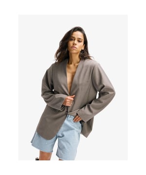 
Oversized blazer van een rijke kostuumstof. Ontworpen in een kraagloze pasvorm. Afgewerkt met een knoopsluiting, paspelzakken, schoudervulling en een borstzakje. Als je de voorkeur geeft aan een meer normale pasvorm, raden wij je aan een maat kleiner te kopen.