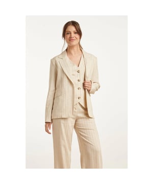 
Deze prachtige sand pinstriped blazer van Smashed Lemon is een perfecte aanvulling op je garderobe. Gemaakt van een comfortabele mix van 70% rayon en 30% linnen, biedt deze blazer een luxe uitstraling en een ademende, lichte stof die ideaal is voor zowel de lente als de zomer. Het losse model zorgt voor een casual en elegante look, terwijl de ene knoop aan de voorkant de blazer eenvoudig sluit. De praktische zakken voegen niet alleen functionaliteit toe, maar versterken ook de moderne uitstraling van dit kledingstuk. Deze blazer is veelzijdig en kan zowel met een pantalon voor een professionele look als met een jurk voor een meer casual outfit gedragen worden. Voeg een vleugje stijl en comfort toe aan je dagelijkse kleding met deze must-have blazer van Smashed Lemon! Belangrijkste kenmerken: - Gemaakt van 70% rayon en 30% linnen voor een ademende en comfortabele pasvorm - Losse pasvorm voor een moderne, casual uitstraling - Voorzien van een enkele knoopsluiting en praktische zakken
