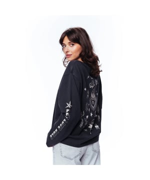 
<ul>
<li>Long sleeve van zacht biologisch katoen. Dit item heeft een in-house ontworpen artwork en een rood hart borduur voorop.</li>
</ul><br>Kleur: faded dark grey <br>
Materiaal: 100% Biologisch katoen<br>
Het model is 1.76m lang en draagt maat 36