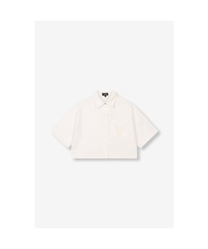 
Upgrade je garderobe met deze prachtige off-white blouse van het populaire merk Alix the Label. De blouse is gemaakt van 100% katoen en heeft een tijdloze uitstraling. Perfect voor elke gelegenheid, van een dag op kantoor tot een avondje uit. De blouse heeft lange mouwen en is afgewerkt met een klassieke kraag en knoopsluiting. De subtiele pofmouwen geven een speels en vrouwelijk effect aan de blouse. Combineer het met een mooie jeans of een elegante rok voor een stijlvolle look. Een must-have voor elke moderne vrouw. Bestel nu en voeg deze veelzijdige blouse toe aan je kledingkast .