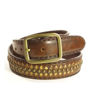 
 Helemaal bij de tijd met deze musthave van Sendra   Topkwaliteit zoals je van Sendra gewend bent  Uit de nieuwste collectie en nu beschikbaar voor jou!
Sendra Riem 511 Bruin slangenprint Dames Heren Cowboy Western Gipsy Ibiza 4cm Brede Jeans Broekriem Studs Verwisselbare Gesp<br><br>Sendra riem 511 is gemaakt van eerste kwaliteit rundleder en onder de uitgesneden ruitjes zit nog een laag slangenprint. Tot in het detail perfect afgewerkt met koper kleurige studs.
<br>
<br>
<strong>Hoe weet ik welke maat ik moet kiezen?</strong>
<br>
Meet je broekband voor de maat. Voor maatadvies: <strong>kijk op de maattabel in de foto's</strong>
<br>
De maat van een Sendra riem wordt gemeten vanaf de bovenkant van de gesp tot aan het middelste gaatje van de 5 gaatjes. De afstand tussen de gaatjes is 2,5 cm. Het stuk leer na het middelste gaatje tot de punt is ongeveer 15 cm.
<br>
Meet de bovenkant van je broek waarop je de riem wilt dragen, dan kan je goed inschatten hoeveel de riem oversteekt.
<br>
Of het een hoog model taillebroek is of juist een heupbroek kan voor de lengte van de riem wel enig verschil maken.
<br>
<br>
<strong>Een Sendra riem is een sieraad om je middel.</strong>
<br>
Sendra gebruikt voor de riemen, net als voor de laarzen, alleen de allerbeste leersoorten. Sendra riemen worden grotendeels met de hand gemaakt door zeer ervaren vakmensen. Duidelijk zie je de invloed van de cowboy- en westernkleding terug in de fraaie details. Sendra riemen zijn van een hoge kwaliteit en daar heb je dus lang plezier van.
<br>
<br>
<strong>Kleur en Materiaal:</strong>
<br>
Het kenmerk van handwerk is dat er altijd kleine verschillen zijn. Er zijn geen twee laarzen of riemen precies hetzelfde.
<br>
We verkopen leer en dat heeft de charme van kleine variaties, daaraan herken je de echtheid van leer.
<br>
Kleur weergave is mede afhankelijk van jouw persoonlijke scherminstellingen. 
<br>
<br>
<strong>Afmetingen:</strong>
<br>
Deze Sendra riem is 4 cm breed. De gesp zit bevestigd met 4 drukkers, zodat je eenvoudig van gesp of buckle kan wisselen.
<br>
<br>
<img alt="" src="https://www.mooileer.nl/Files/2/30000/30789/FileBrowser/plaatjes/sendra-logo.png">
<br>
 
<br>