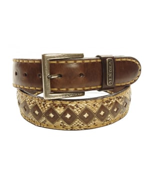
 Hotitem uit de nieuwe collectie van Sendra   Makkelijk te combineren  Betaal achteraf
Sendra Riem 8269 Bruin Heren Dames Riem slangenprint Cowboy Western Ibiza Bohemian 4cm Brede Jeans Broeriem Ruitpatroon Verwisselbare Gesp<br><br>Handwerk Sendra riem, met slangenprint rand. Door deze bewerking onstaat een mooi ruit patroon . Ook in het midden van de ruit is slangenprint inleg. <br><br><strong>Hoe weet ik welke riem maat ik moet kiezen?</strong><br>Meet je broekband voor de maat. Voor maatadvies: <strong>kijk op de maattabel in de foto's</strong><br>De maat van een Sendra riem wordt gemeten vanaf de bovenkant van de gesp tot aan het middelste gaatje van de 5 gaatjes. De afstand tussen de gaatjes is 2,5 cm. Het stuk leer na het middelste gaatje tot de punt is ongeveer 15 cm.<br>Meet de bovenkant van je broek waarop je de riem wilt dragen, dan kan je goed inschatten hoeveel de riem oversteekt.<br>Of het een hoog model taillebroek is of juist een heupbroek kan voor de lengte van de riem wel enig verschil maken.<br><br><strong>Een Sendra riem is een sieraad om je middel.</strong><br>Sendra gebruikt voor de riemen, net als voor de laarzen, alleen de allerbeste leersoorten. Sendra riemen worden grotendeels met de hand gemaakt door zeer ervaren vakmensen. Duidelijk zie je de invloed van de cowboy- en westernkleding terug in de fraaie details. Sendra riemen zijn van een hoge kwaliteit en daar heb je dus lang plezier van.<br><br><strong>Kleur en Materiaal:</strong><br>Het kenmerk van handwerk is dat er altijd kleine verschillen zijn. Er zijn geen twee laarzen of riemen precies hetzelfde.<br>We verkopen leer en dat heeft de charme van kleine variaties, daaraan herken je de echtheid van leer.<br>De laarzen en riemen worden door Sendra Boots vaak behandeld met een dun laagje olie. Daardoor kan het leer van je nieuwe laars of riem donkerder zijn. Dit verdwijnt in het dragen. Wil je direct de uiteindelijke kleur te zien, kan je het leer een beetje buigen. Als je de laarzen of riemen poetst worden ze weer wat donkerder.<br>Kleur weergave is mede afhankelijk van jouw persoonlijke scherminstellingen. <br><br><strong>Afmetingen:</strong><br>Deze Sendra riem is 4 cm breed. De gesp zit bevestigd met 4 drukkers, zodat je eenvoudig van gesp of buckle kan wisselen.<br><br><img alt="" src="https://www.mooileer.nl/Files/2/30000/30789/FileBrowser/plaatjes/sendra-logo.png"><br>
<br>