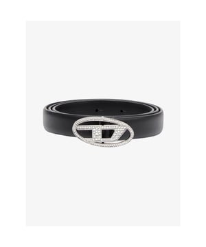 
De Diesel Oval D Logo B-1dr Riem in de kleur Zwart heeft een zilverkleurige strass logo gesp. Maak je outfit helemaal af met deze Diesel riem. De riem is een echte staple piece die elk seizoen terug komt in de collectie.

Breedte: 20mm