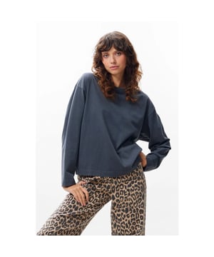 
<p>Deze losvallende long sleeve is gemaakt van 100% biologisch katoen en is een musthave voor je garderobe - en draag je het hele jaar door.</p><br>Kleur: carbon <br>
Materiaal: 100% biologisch katoen<br>
Pasvorm: Loose fit<br>
Het model is 1.76m lang en draagt maat 36