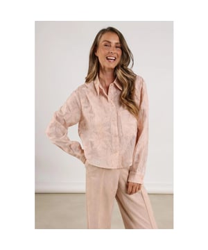 
<p>Deze blouse heeft een verfijnd bloemenpatroon en een iets korter, op maat gemaakt model. Door de lichte stof schijnt de Sorrento blouse subtiel door, wat zorgt voor een elegante, zachte uitstraling. Combineer met een Juba hempje in dusty pink voor een perfecte gelaagde look, ideaal voor zowel casual als chique gelegenheden.</p><br>Kleur: dusty pink <br>
Materiaal: 100% Polyester