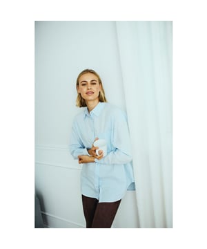 
<p>Blouse van Freequent in een zachte stof. De blouse heeft een knoopsluiting aan de voorkant, een grote borstzak, een afgeronde zoom en lange mouwen met verlaagde schouders die de losse pasvorm benadrukken.  Een mooie basic blouse die in elke kast hoort.</p>
<ul>
<li>Materiaal 100% katoen</li>
<li>Kraag</li>
<li>Valt ruim</li>
</ul>