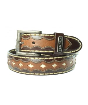 
Wat een heerlijk item uit de nieuwe collectie van Sendra is dit! Ben er op tijd bij want voor deze hardloper geld op=op!.
Sendra Riem 7576 Bruin Heren Dames Riem Cowboy Western Ibiza Bohemian 4cm Brede Jeans Broekriem slangenprint Geschulpte Rand Ruitpatroon Verwisselbare Gesp<br><br>Een goed ontwerp heeft geleid tot deze sierlijke Sendra riem met veel details.  Een combinatie van twee kleuren bruin, met onder de uitgesneden ruitvormen nog een laag slangenprint leer. Natuurlijk zijn de randen afgewerkt met dik pekgaren.<br><br><strong>Hoe weet ik welke riem maat ik moet kiezen?</strong><br>Meet je broekband voor de maat. Voor maatadvies: <strong>kijk op de maattabel in de foto's</strong><br>De maat van een Sendra riem wordt gemeten vanaf de bovenkant van de gesp tot aan het middelste gaatje van de 5 gaatjes. De afstand tussen de gaatjes is 2,5 cm. Het stuk leer na het middelste gaatje tot de punt is ongeveer 15 cm.<br>Meet de bovenkant van je broek waarop je de riem wilt dragen, dan kan je goed inschatten hoeveel de riem oversteekt.<br>Of het een hoog model taillebroek is of juist een heupbroek kan voor de lengte van de riem wel enig verschil maken.<br><br><strong>Een Sendra riem is een sieraad om je middel.</strong><br>Sendra gebruikt voor de riemen, net als voor de laarzen, alleen de allerbeste leersoorten. Sendra riemen worden grotendeels met de hand gemaakt door zeer ervaren vakmensen. Duidelijk zie je de invloed van de cowboy- en westernkleding terug in de fraaie details. Sendra riemen zijn van een hoge kwaliteit en daar heb je dus lang plezier van.<br><br><strong>Kleur en Materiaal:</strong><br>Het kenmerk van handwerk is dat er altijd kleine verschillen zijn. Er zijn geen twee laarzen of riemen precies hetzelfde.<br>We verkopen leer en dat heeft de charme van kleine variaties, daaraan herken je de echtheid van leer.<br>De laarzen en riemen worden door Sendra Boots vaak behandeld met een dun laagje olie. Daardoor kan het leer van je nieuwe laars of riem donkerder zijn. Dit verdwijnt in het dragen. Wil je direct de uiteindelijke kleur te zien, kan je het leer een beetje buigen. Als je de laarzen of riemen poetst worden ze weer wat donkerder.<br>Kleur weergave is mede afhankelijk van jouw persoonlijke scherminstellingen. <br><br><strong>Afmetingen:</strong><br>Deze Sendra riem is 4 cm breed. De gesp zit bevestigd met 4 drukkers, zodat je eenvoudig van gesp of buckle kan wisselen.<br><br><img alt="" src="https://www.mooileer.nl/Files/2/30000/30789/FileBrowser/plaatjes/sendra-logo.png"><br>
<br>