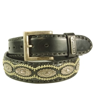 
Wat een heerlijk item uit de nieuwe collectie van Sendra is dit! Ben er op tijd bij want voor deze hardloper geld op=op!.
Sendra Riem 7606 Zwart Dames Heren Riem Cowboy Western Ibiza Bohemian 4cm Brede Jeans Broekriem Zilverkleurige Concho's Verwisselbare Gesp<br><br>Een zwarte riem is altijd goed, zeker deze handgemaakte Sendra riem met pekgaren en conchos.<br><br><strong>Hoe weet ik welke riem maat ik moet kiezen?</strong><br>Meet je broekband voor de maat. Voor maatadvies: <strong>kijk op de maattabel in de foto's</strong><br>De maat van een Sendra riem wordt gemeten vanaf de bovenkant van de gesp tot aan het middelste gaatje van de 5 gaatjes. De afstand tussen de gaatjes is 2,5 cm. Het stuk leer na het middelste gaatje tot de punt is ongeveer 15 cm.<br>Meet de bovenkant van je broek waarop je de riem wilt dragen, dan kan je goed inschatten hoeveel de riem oversteekt.<br>Of het een hoog model taillebroek is of juist een heupbroek kan voor de lengte van de riem wel enig verschil maken.<br><br><strong>Een Sendra riem is een sieraad om je middel.</strong><br>Sendra gebruikt voor de riemen, net als voor de laarzen, alleen de allerbeste leersoorten. Sendra riemen worden grotendeels met de hand gemaakt door zeer ervaren vakmensen. Duidelijk zie je de invloed van de cowboy- en westernkleding terug in de fraaie details. Sendra riemen zijn van een hoge kwaliteit en daar heb je dus lang plezier van.<br><br><strong>Kleur en Materiaal:</strong><br>Het kenmerk van handwerk is dat er altijd kleine verschillen zijn. Er zijn geen twee laarzen of riemen precies hetzelfde.<br>We verkopen leer en dat heeft de charme van kleine variaties, daaraan herken je de echtheid van leer.<br>De laarzen en riemen worden door Sendra Boots vaak behandeld met een dun laagje olie. Daardoor kan het leer van je nieuwe laars of riem donkerder zijn. Dit verdwijnt in het dragen. Wil je direct de uiteindelijke kleur te zien, kan je het leer een beetje buigen. Als je de laarzen of riemen poetst worden ze weer wat donkerder.<br>Kleur weergave is mede afhankelijk van jouw persoonlijke scherminstellingen. <br><br><strong>Afmetingen:</strong><br>Deze Sendra riem is 4 cm breed. De gesp zit bevestigd met 4 drukkers, zodat je eenvoudig van gesp of buckle kan wisselen.<br><br><img alt="" src="https://www.mooileer.nl/Files/2/30000/30789/FileBrowser/plaatjes/sendra-logo.png"><br>
<br>