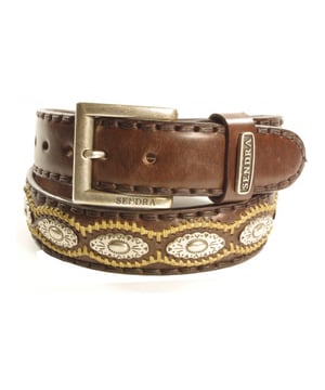 
 Musthave uit de  van Sendra   Gun jezelf dit prachtige item uit de laatste collectie  Betaal achteraf
Sendra Riem 7606 Bruin Dames Heren Cowboy Western Ibiza Bohemian 4cm Brede Jeans Broekriem Zilverkleurige Concho's Verwisselbare Gesp<br><br>Handgemaakte Sendra riem met pekgaren en conchos. Altijd stoer op jeans, maar ook heel gaaf bij een pak.<br>
<br>
<strong>Hoe weet ik welke riem maat ik moet kiezen?</strong><br>
Meet je broekband voor de maat. Voor maatadvies: <strong>kijk op de maattabel in de foto's</strong><br>
De maat van een Sendra riem wordt gemeten vanaf de bovenkant van de gesp tot aan het middelste gaatje van de 5 gaatjes. De afstand tussen de gaatjes is 2,5 cm. Het stuk leer na het middelste gaatje tot de punt is ongeveer 15 cm.<br>
Meet de bovenkant van je broek waarop je de riem wilt dragen, dan kan je goed inschatten hoeveel de riem oversteekt.<br>
Of het een hoog model taillebroek is of juist een heupbroek kan voor de lengte van de riem wel enig verschil maken.<br>
<br>
<strong>Een Sendra riem is een sieraad om je middel.</strong><br>
Sendra gebruikt voor de riemen, net als voor de laarzen, alleen de allerbeste leersoorten. Sendra riemen worden grotendeels met de hand gemaakt door zeer ervaren vakmensen. Duidelijk zie je de invloed van de cowboy- en westernkleding terug in de fraaie details. Sendra riemen zijn van een hoge kwaliteit en daar heb je dus lang plezier van.<br>
<br>
<strong>Kleur en Materiaal:</strong><br>
Het kenmerk van handwerk is dat er altijd kleine verschillen zijn. Er zijn geen twee laarzen of riemen precies hetzelfde.<br>
We verkopen leer en dat heeft de charme van kleine variaties, daaraan herken je de echtheid van leer.<br>
De laarzen en riemen worden door Sendra Boots vaak behandeld met een dun laagje olie. Daardoor kan het leer van je nieuwe laars of riem donkerder zijn. Dit verdwijnt in het dragen. Wil je direct de uiteindelijke kleur te zien, kan je het leer een beetje buigen. Als je de laarzen of riemen poetst worden ze weer wat donkerder.<br>
Kleur weergave is mede afhankelijk van jouw persoonlijke scherminstellingen. <br>
<br>
<strong>Afmetingen:</strong><br>
Deze Sendra riem is 4 cm breed. De gesp zit bevestigd met 4 drukkers, zodat je eenvoudig van gesp of buckle kan wisselen.<br>
<br>
<img alt="" src="https://www.mooileer.nl/Files/2/30000/30789/FileBrowser/plaatjes/sendra-logo.png"><br>