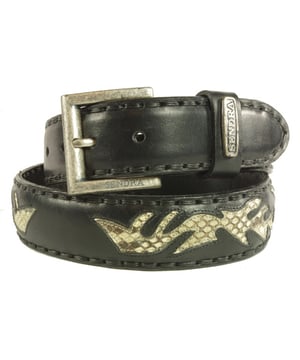 
Wil jij helemaal van deze tijd zijn? Scoor dan deze topper uit de nieuwste collectie van Sendra bij V&D!
Sendra Riem 8323 Zwart slangenprint Heren Dames Riem Cowboy Western Ibiza Bohemian 4cm Brede Jeans Broekriem Tribal Celtic Verwisselbare Gesp<br><br>Smaakmakend voor deze zwarte Sendra riem zijn de uitgesneden motieven met slangenprint leer er achter. De motieven zijn keltisch, tribal geinspireerd. De stoere afwerking met pekgaren langs de rand geeft de riem extra stevigheid.<p><strong>Hoe weet ik welke riem maat ik moet kiezen?</strong><br>Meet je broekband voor de maat. Voor maatadvies: <strong>kijk op de maattabel in de foto's</strong><br>De maat van een Sendra riem wordt gemeten vanaf de bovenkant van de gesp tot aan het middelste gaatje van de 5 gaatjes. De afstand tussen de gaatjes is 2,5 cm. Het stuk leer na het middelste gaatje tot de punt is ongeveer 15 cm.<br>Meet de bovenkant van je broek waarop je de riem wilt dragen, dan kan je goed inschatten hoeveel de riem oversteekt.<br>Of het een hoog model taillebroek is of juist een heupbroek kan voor de lengte van de riem wel enig verschil maken.</p><p><strong>Een Sendra riem is een sieraad om je middel.</strong><br>Sendra gebruikt voor de riemen, net als voor de laarzen, alleen de allerbeste leersoorten. Sendra riemen worden grotendeels met de hand gemaakt door zeer ervaren vakmensen. Duidelijk zie je de invloed van de cowboy- en westernkleding terug in de fraaie details. Sendra riemen zijn van een hoge kwaliteit en daar heb je dus lang plezier van.<br><br><strong>Kleur en Materiaal:</strong><br>Het kenmerk van handwerk is dat er altijd kleine verschillen zijn. Er zijn geen twee laarzen of riemen precies hetzelfde.<br>We verkopen leer en dat heeft de charme van kleine variaties, daaraan herken je de echtheid van leer.<br>De laarzen en riemen worden door Sendra Boots vaak behandeld met een dun laagje olie. Daardoor kan het leer van je nieuwe laars of riem donkerder zijn. Dit verdwijnt in het dragen. Wil je direct de uiteindelijke kleur te zien, kan je het leer een beetje buigen. Als je de laarzen of riemen poetst worden ze weer wat donkerder.<br>Kleur weergave is mede afhankelijk van jouw persoonlijke scherminstellingen. <br><br><strong>Afmetingen:</strong><br>Deze Sendra riem is 4 cm breed. De gesp zit bevestigd met 4 drukkers, zodat je eenvoudig van gesp of buckle kan wisselen.<br><br><img alt="" src="https://www.mooileer.nl/Files/2/30000/30789/FileBrowser/plaatjes/sendra-logo.png"><br>
<br></p>