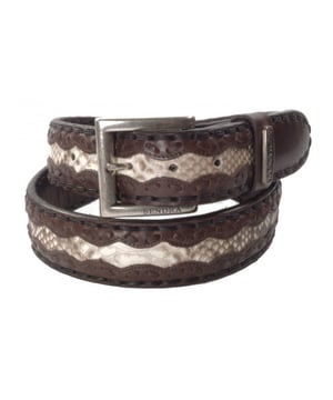 
Prachtig item uit de nieuwe collectie van Sendra! Ben helemaal van deze tijd met deze topper uit onze  categorie.
Sendra Riem 8347 Bruin Koningsslangenprint Cowboy Western Ibiza Bohemian 4cm Brede Dames Heren Jeans Broekriem<br><br>Een Sendra riem is niet alleen bedoeld om je broek op te houden. Met deze mooie centuur maak je een mooie outfit compleet. In het midden is een baan van slangenprint leer met een geschulpte rand waar een veter is ingeregen, De riem is afgewerkt met stevig pek garen. Afneembare gesp door 4 drukkers.<p><strong>Hoe weet ik welke riem maat ik moet kiezen?</strong><br>Meet je broekband voor de maat. Voor maatadvies: <strong>kijk op de maattabel in de foto's</strong><br>De maat van een Sendra riem wordt gemeten vanaf de bovenkant van de gesp tot aan het middelste gaatje van de 5 gaatjes. De afstand tussen de gaatjes is 2,5 cm. Het stuk leer na het middelste gaatje tot de punt is ongeveer 15 cm.<br>Meet de bovenkant van je broek waarop je de riem wilt dragen, dan kan je goed inschatten hoeveel de riem oversteekt.<br>Of het een hoog model taillebroek is of juist een heupbroek kan voor de lengte van de riem wel enig verschil maken.</p><strong>Een Sendra riem is een sieraad om je middel.</strong><br>Sendra gebruikt voor de riemen, net als voor de laarzen, alleen de allerbeste leersoorten. Sendra riemen worden grotendeels met de hand gemaakt door zeer ervaren vakmensen. Duidelijk zie je de invloed van de cowboy- en westernkleding terug in de fraaie details. Sendra riemen zijn van een hoge kwaliteit en daar heb je dus lang plezier van.<br><br><strong>Kleur en Materiaal:</strong><br>Het kenmerk van handwerk is dat er altijd kleine verschillen zijn. Er zijn geen twee laarzen of riemen precies hetzelfde.<br>We verkopen leer en dat heeft de charme van kleine variaties, daaraan herken je de echtheid van leer.<br>De laarzen en riemen worden door Sendra Boots vaak behandeld met een dun laagje olie. Daardoor kan het leer van je nieuwe laars of riem donkerder zijn. Dit verdwijnt in het dragen. Wil je direct de uiteindelijke kleur te zien, kan je het leer een beetje buigen. Als je de laarzen of riemen poetst worden ze weer wat donkerder.<br>Kleur weergave is mede afhankelijk van jouw persoonlijke scherminstellingen. <br><br><strong>Afmetingen:</strong><br>Deze Sendra riem is 4 cm breed. De gesp zit bevestigd met 4 drukkers, zodat je eenvoudig van gesp of buckle kan wisselen.<br><br><img alt="" src="https://www.mooileer.nl/Files/2/30000/30789/FileBrowser/plaatjes/sendra-logo.png"><br>
<br>