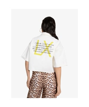 
Alix The Label kort denin witte bloes met rugprint. 
Slightly cropped blouse cut from a flowy denim fabric.
Designed with an 'ALIX THE LABEL ON TOUR' artwork on the back.
Featuring a bull embroidery on the chest pocket.
100% Cotton
30 Degrees care wash