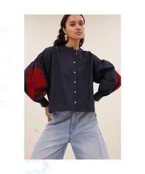 
Kleur: midnight <br>
Materiaal: 100% katoen<br>
Het model is 1,78 m en draagt maat S