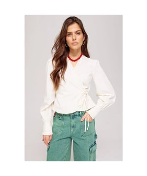 
<div>Simplicity meets softness. De COBY blouse in ecru is een tijdloos item met een subtiele textuur. Gemaakt van een luchtige stof met een rechte fit, lange mouwen en een klassieke kraag. Afgewerkt met ruches en een strik detail. De zachte ecru kleur maakt deze blouse ideaal voor het najaar, of je ‘m nu draagt op een pantalon of open over een top. A wardrobe classic with endless styling options.</div>
<div> </div><br>kleur: ecru<br>
Materiaal: 100% Katoen<br>
Ons model is 174 cm en draagt maat S