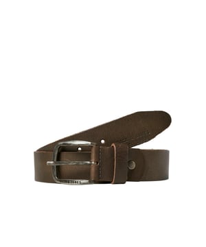 
Deze heren riem van Jack & Jones is gemaakt van 100% leer met een breedte van 4 cm. Verder heeft de riem een pin-gesp sluiting met gegraveerd Jack & Jones logo.